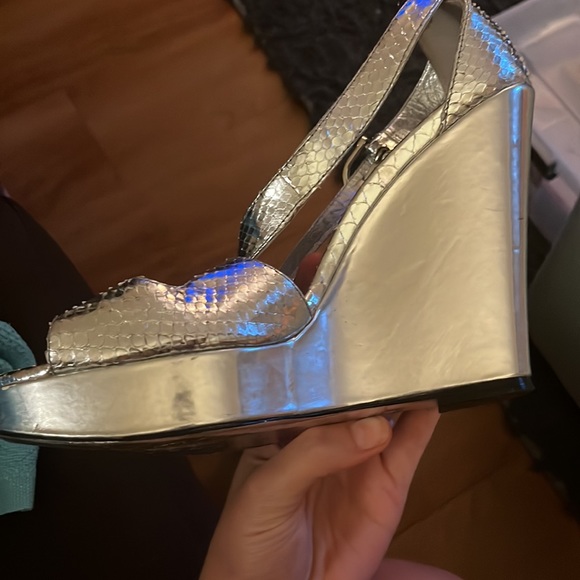 Silver Burberry size 8.5 snake skin print wedge heels - Picture 8 of 8